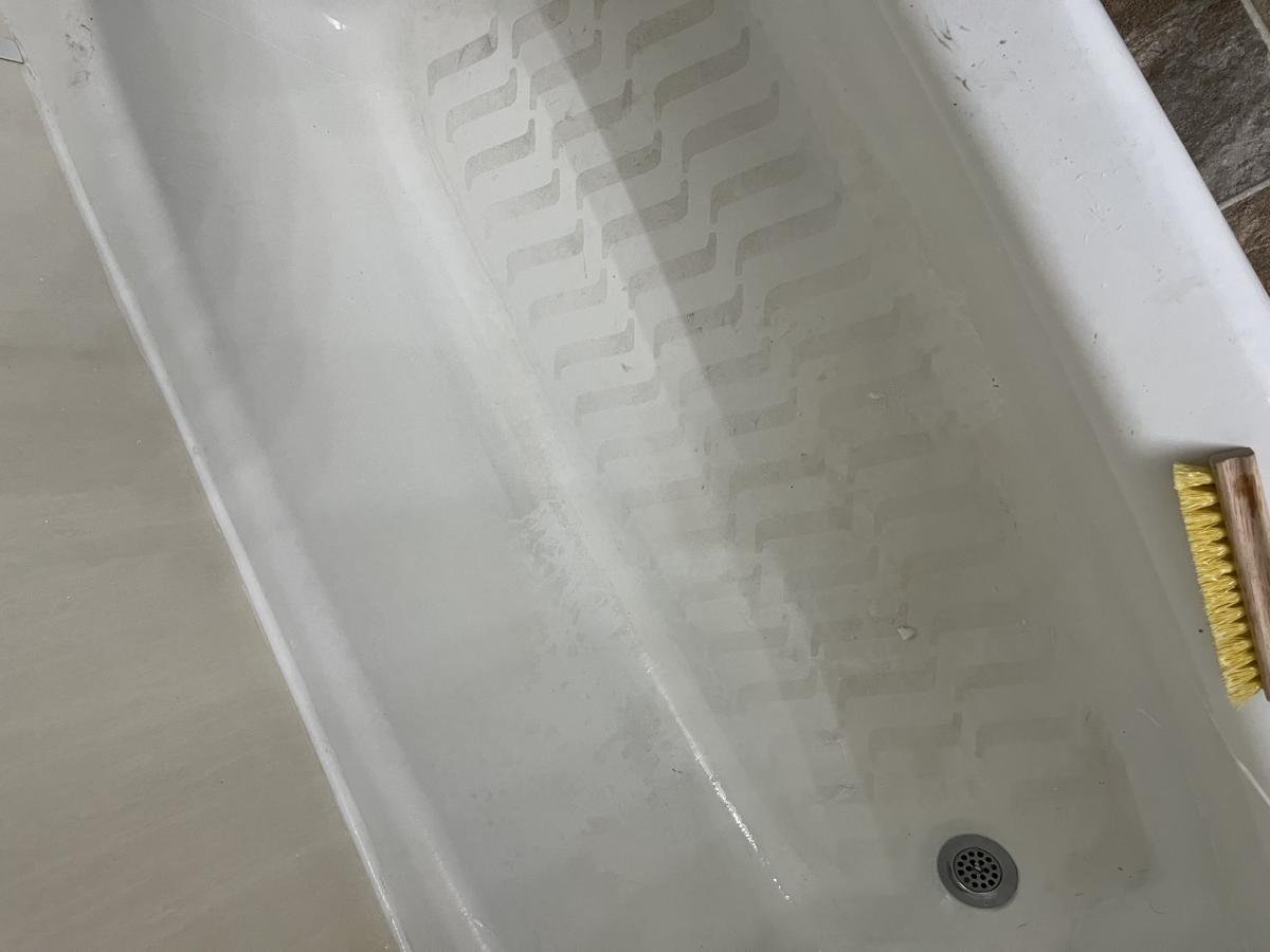 Tub before cleaning